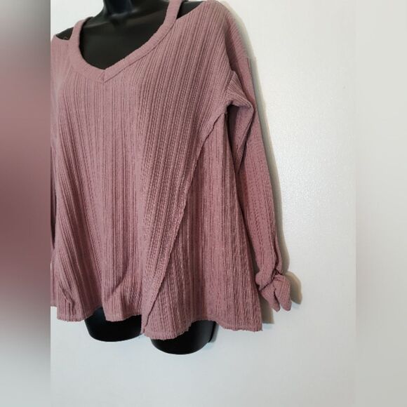 Inspired Hearts pink cold shoulder ruched sleeve sweater - Picture 5 of 6
